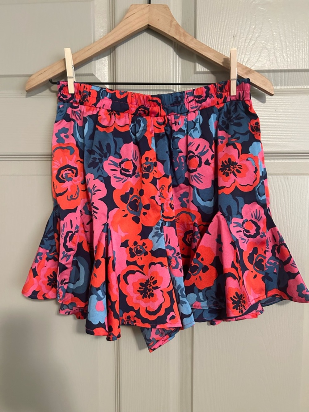Sugar Lips Floral Ruffle Satin Shorts in Red, Pink & Navy Sz: L